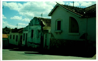 'Fachada das residências da Rua Cornélia Alves Bicalho em Campos Altos. ano 2000