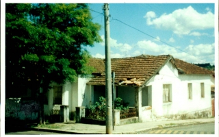 'Fachada de uma residência localizada a Rua Maria Rita Franco esquina com a Rua Cornélia Alves Bicalho ano 2000