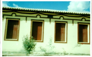 'Sede da fazenda do Sr. Zé Dolar, fachada em estilo colonial restaurada ano 2000