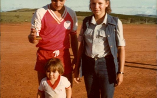 'José do Carmo segurando um pequeno troféu, Cássia Euzébio e Juliano década de 80
