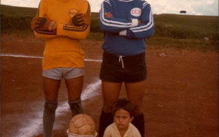 'Jogadores', 'Futebol', 'Criança', 'ECB', 'Os dois goleiros do ECB e um garoto. década de 80