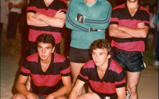 'Time de futebol de salão com uniforme rubro-negro. Flavinho, Binho, Geraldinho Barbosa, Zé do Carmo década de 80