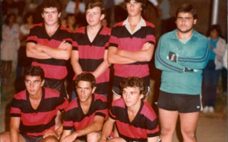 'Time de futebol de salão com uniforme rubro-negro. Flávio, Binho, Geraldinho Barbosa, Gama, Murilo e Zé do Carmo década de 80