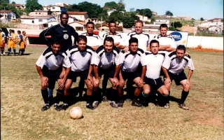 'Time de futebol Araxá de cores do uniforme preto e branco década de 2000