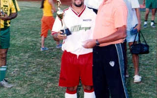 'Lúcio entregando um troféu a um jogador de futebol. Masters Campeão, Butantam Uberaba ano 2000