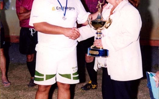 'Troféu', 'Geovane recebendo um troféu das mãos da D. Nazaré. Segundo lugar do Torneio Vicente de Paula Euzébio. ano 2000