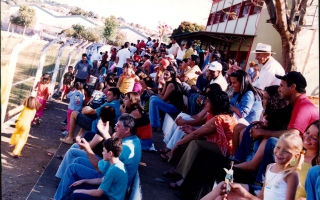 'Torcedores assistindo jogo de futebol no Estádio Municipal Quinzinho Nery ano 2000