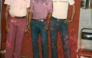 'Três rapazes posando para foto no Estúdio festa Balalaika' década de 80