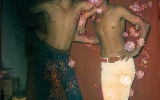 'Dois rapazes sem camisa fazendo pose para foto no Estúdio Festas Balalaika. década de 80