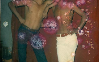 'Dois rapazes sem camisa fazendo pose para foto no Estúdio Festas Balalaika década de 80