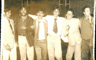 'Cigarro', 'Acelmo e outros jovens em um foto de grupo no clube. década de 80