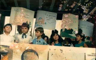 Lucinho, Elaine e outras crianças fazendo uma manifestação para a preservação da natureza. década de 80