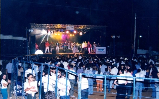 'Foto da festa do peão em Campos Altos onde se vê o palco e a arena. década de 80
