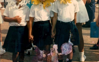 'Aniversário', 'Festa', 'Cidade', 'Crianças', 'Ieda Martins (no meio) e outras duas meninas vestidas como flores no desfile do aniversário da cidade. década de 80