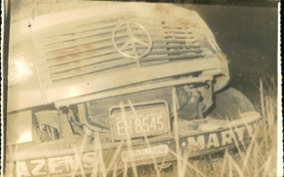 um caminhão da Mercedes acidentado década de 60