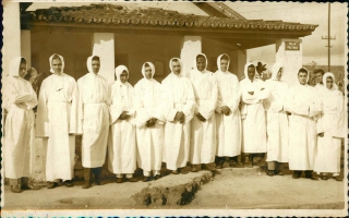 Homens caracterizados para a Festa da Semana Santa na Rua Pratinha.' década de 60