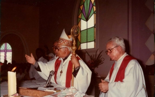 'Visita do Bispo Belchior a Campos Altos,  com o cajado na mão o Bispo Belchior e ao seu lado Padre Marques década de 60