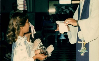 'Crianças entregando o ofertório para Padre Marques na missa na Igreja Matriz de Santa Terezinha década de 80