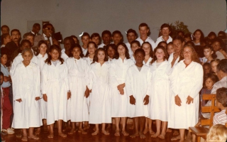 'Batizado de Evangélicos na Assembléia de Deus, pessoas não identificadas vestidas com túnicas brancas e pés descalços década de 80