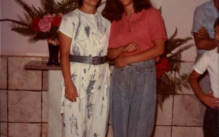 'Começando da esquerda para direita mulher identificada como Darlene e ao seu lado mulher identificada como Kelly, em um evento religioso  na Igreja Matriz de Santa Terezinha década de 80