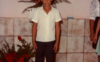 'Crisma do ano de 1984 na Igreja Matriz de Santa Terezinha no cenro da foto a criança identificada como Neirinho filho do Sr. Ludovico carroceiro década de 80