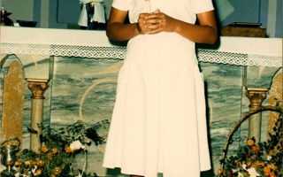 'Criança identificada como Hélia na Primeira Eucaristia na Igreja Matriz de Santa Terezinha década de 90
